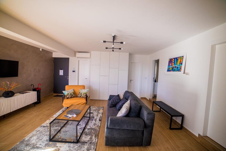 TV and multimedia, Living room, Seating area, wardrobe, air conditioner