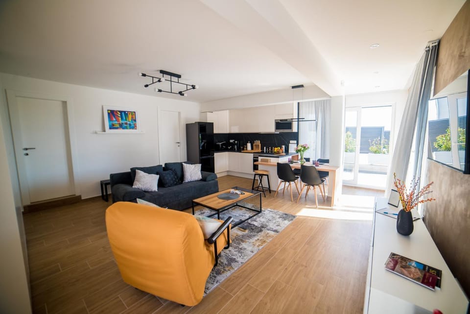 TV and multimedia, Kitchen or kitchenette, Living room, Seating area, Dining area