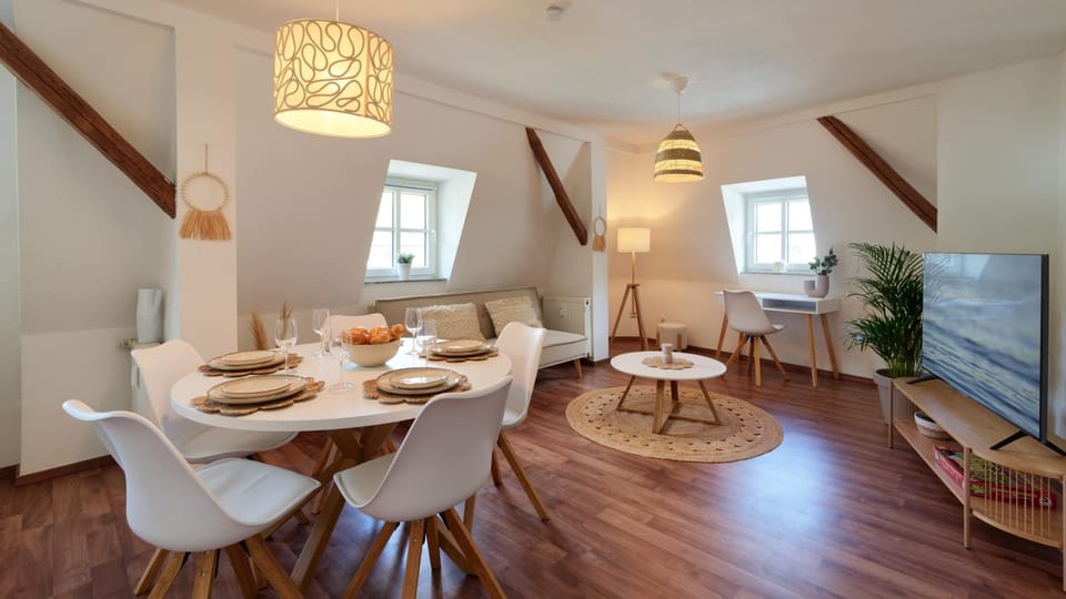 TV and multimedia, Living room, Seating area, Dining area