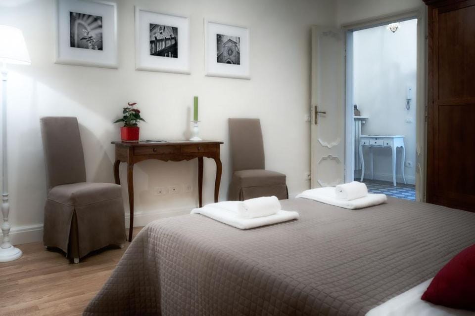 Bed, Bedroom, towels