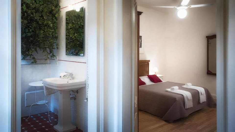 Toilet, Bathroom, Bedroom, towels