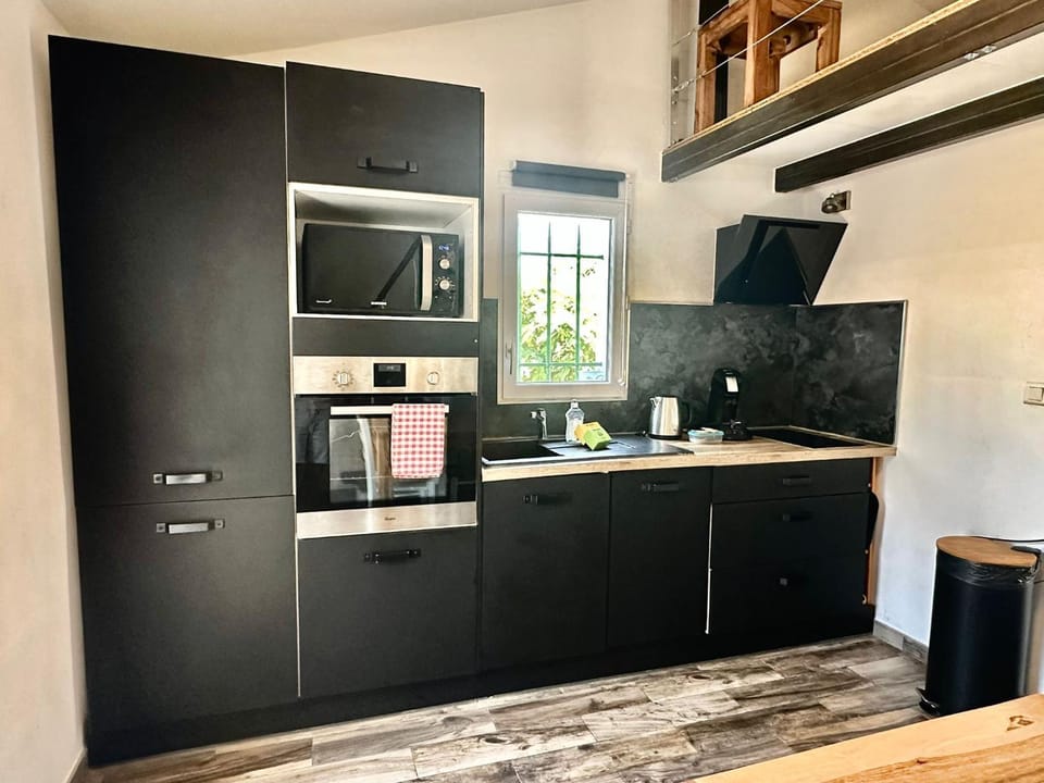 Magnifique studio sur les hauteurs de Nice, piscine, parking et WIFI Apartment in Nice