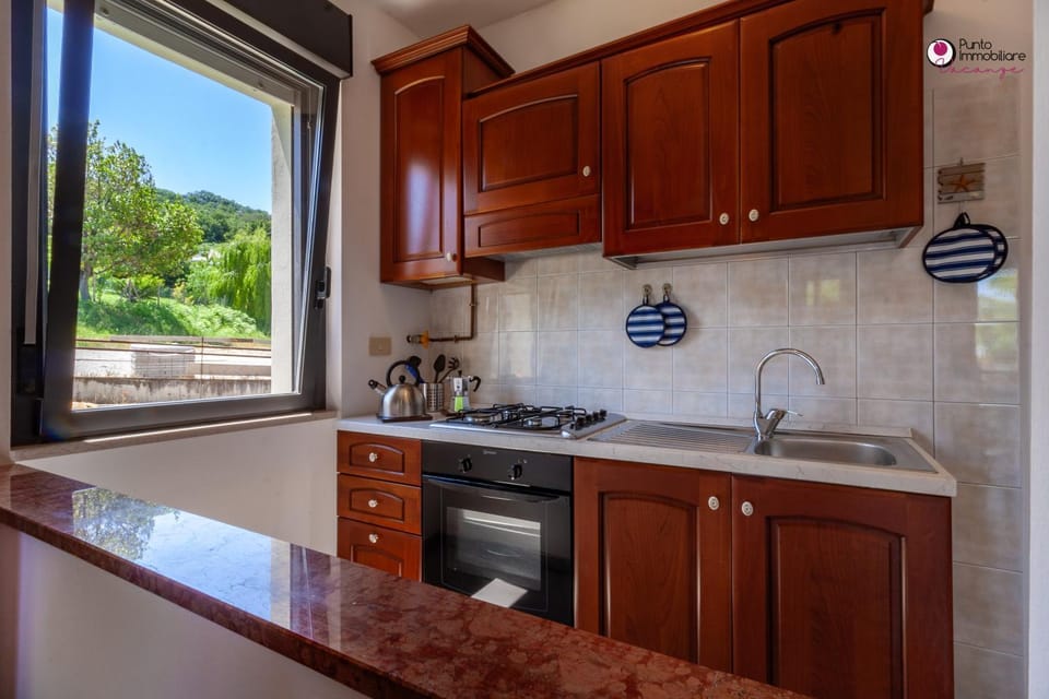 Kitchen or kitchenette, pet friendly, stove