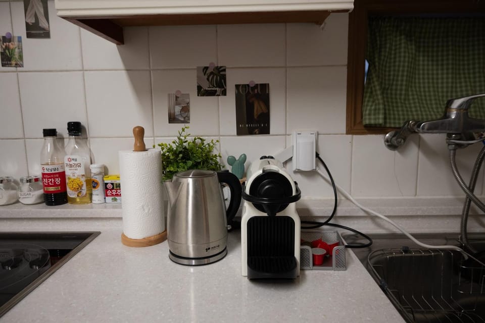 Coffee/tea facilities, Kitchen or kitchenette, stove