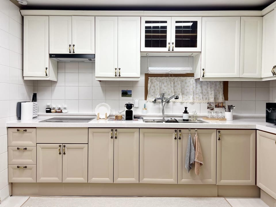 Coffee/tea facilities, Kitchen or kitchenette, stove
