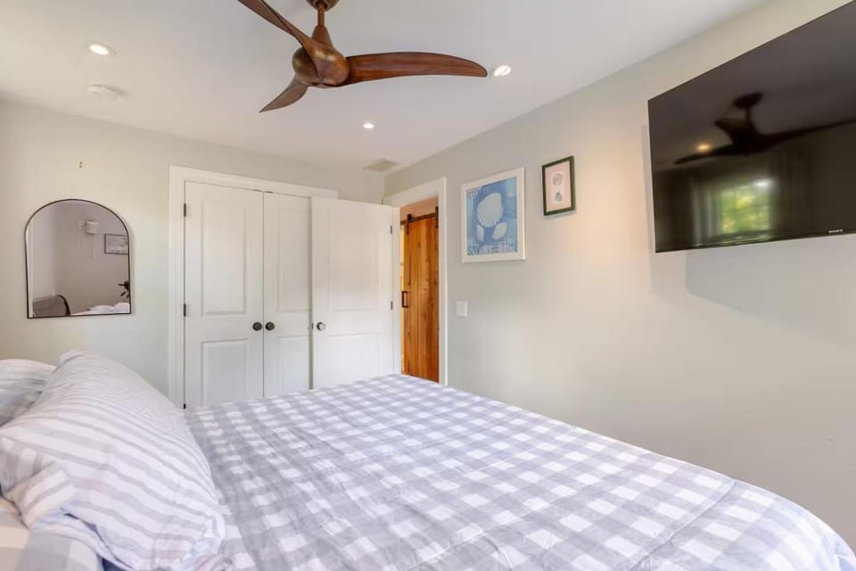 Bed, TV and multimedia, Photo of the whole room, wardrobe