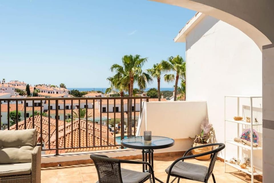 Ático2, vistas al mar y piscina cala enPorter Apartment in Balearic Islands