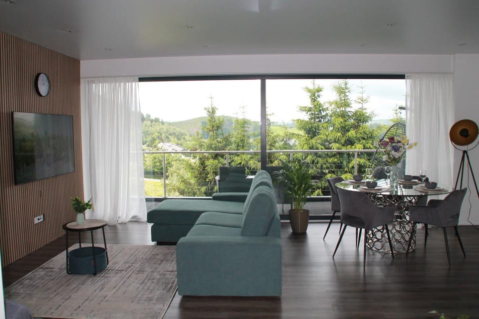 Communal lounge/ TV room, TV and multimedia, View (from property/room), Balcony/Terrace, Living room, Seating area, Dining area, Mountain view