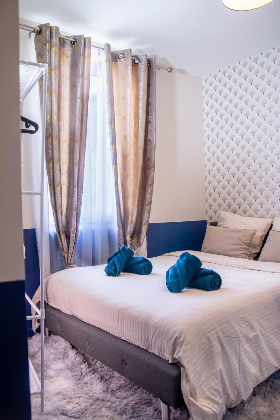 Bed, Photo of the whole room, Bedroom, towels