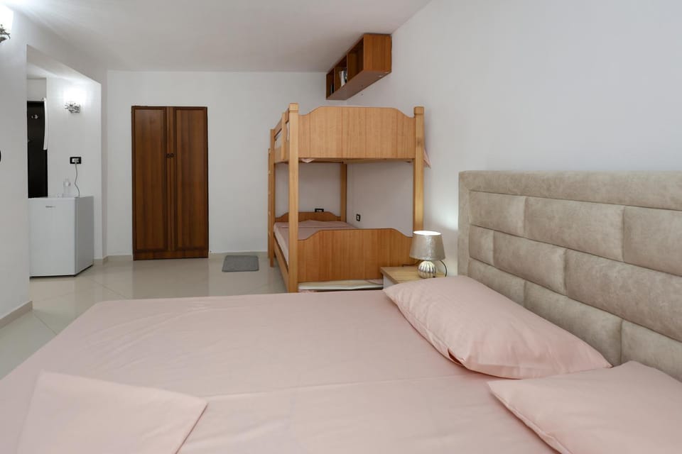 Bed, Kitchen or kitchenette, Photo of the whole room, Bedroom, wardrobe