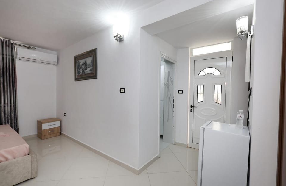 Shower, Bed, Bathroom, Photo of the whole room, Bedroom