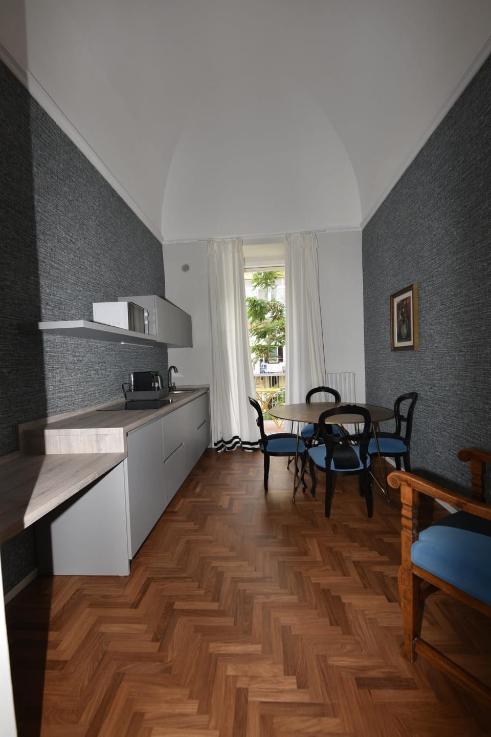 Kitchen or kitchenette, Dining area
