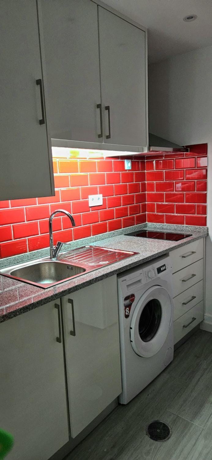 Kitchen or kitchenette, stove, washing machine