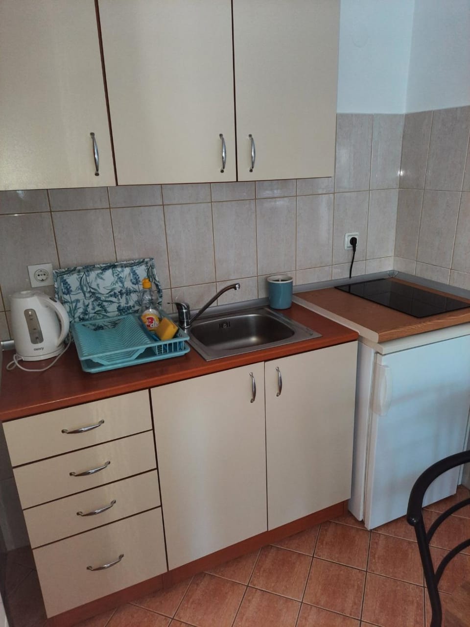 Coffee/tea facilities, Kitchen or kitchenette, stove
