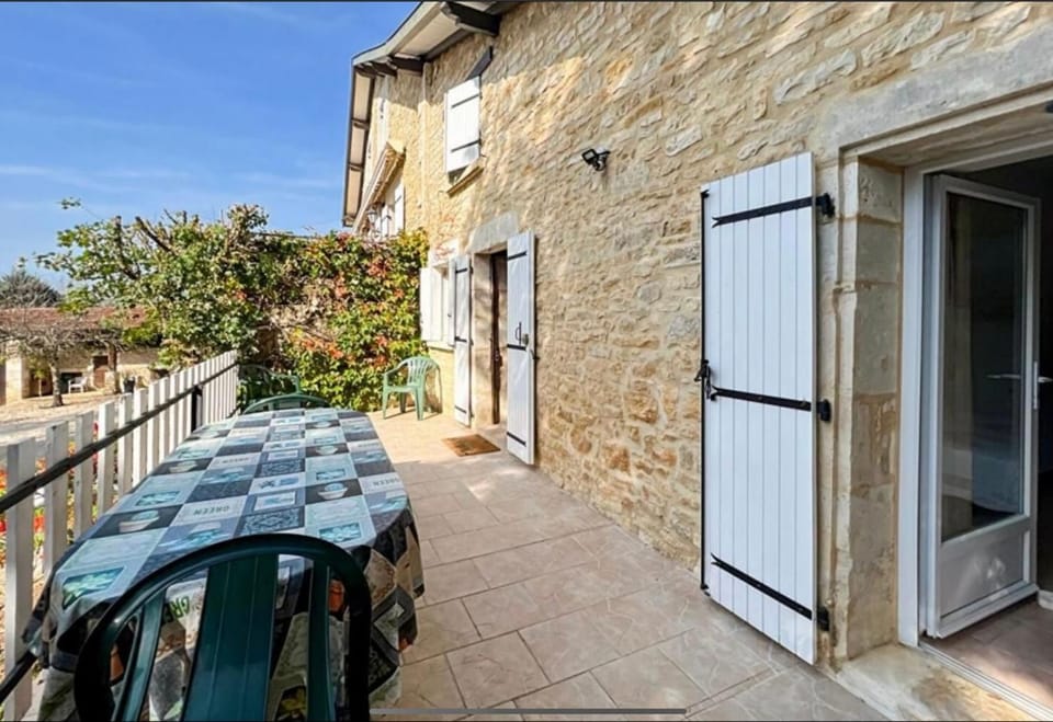 Property building, Patio, Balcony/Terrace