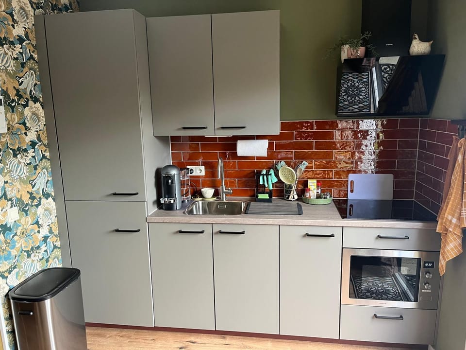 Coffee/tea facilities, Kitchen or kitchenette, oven, stove