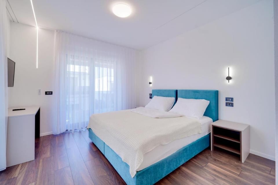 Bed, TV and multimedia, Bedroom, wardrobe, air conditioner