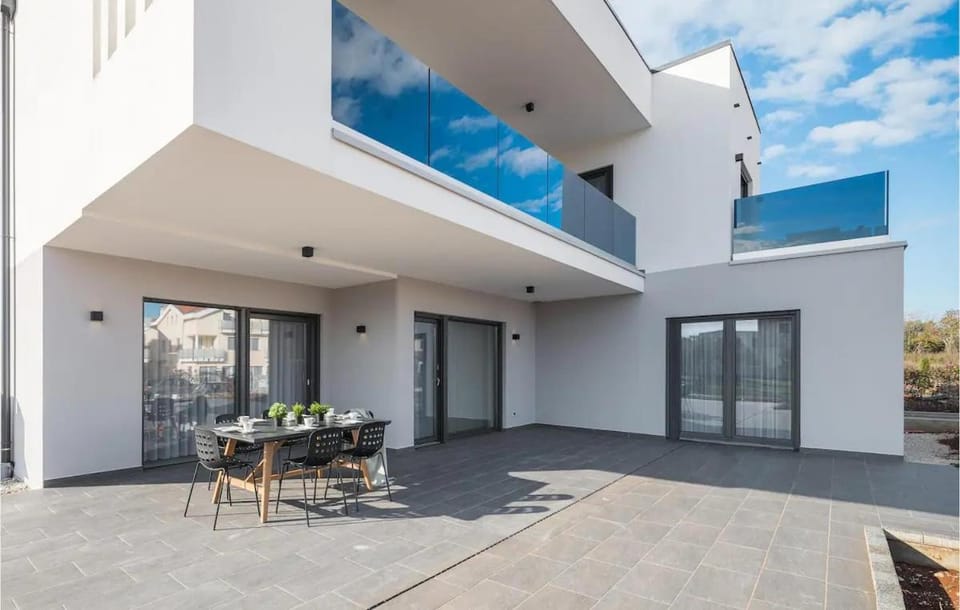 Property building, Patio, Day, View (from property/room), Balcony/Terrace, Dining area