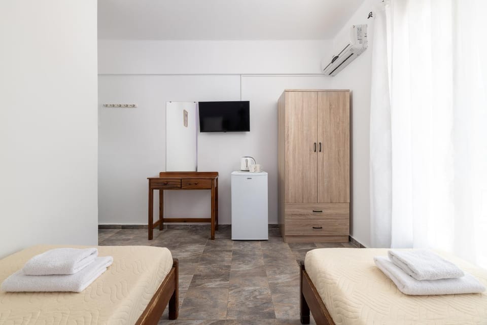 Bed, TV and multimedia, Photo of the whole room, Bedroom, towels, wardrobe, air conditioner