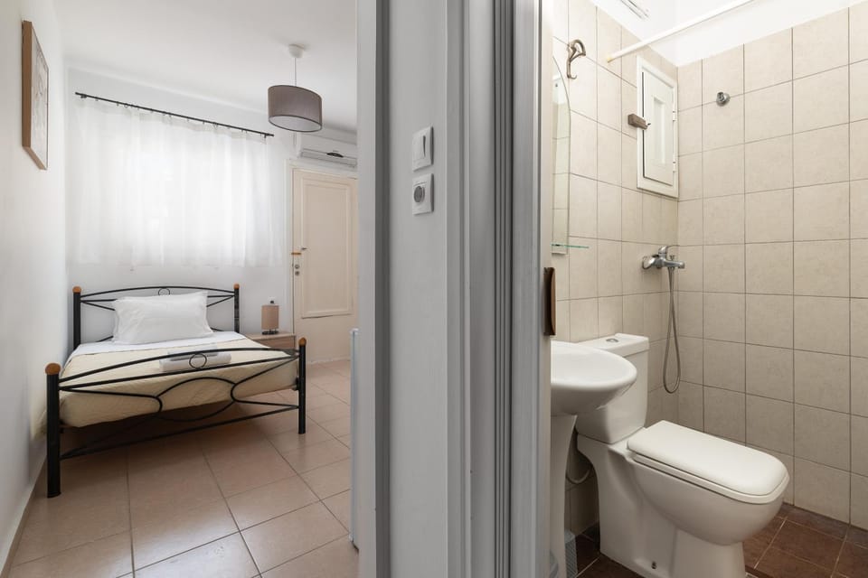 Shower, Toilet, Bed, Bathroom, Photo of the whole room, Bedroom, towels