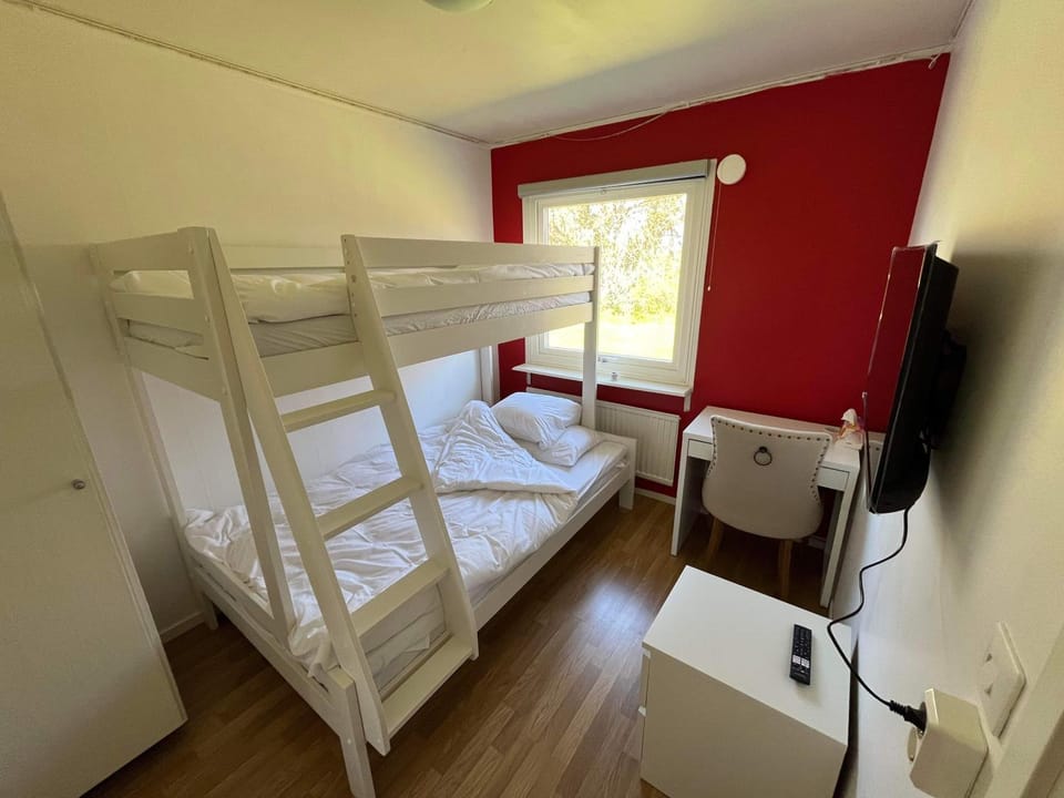 Bedroom, bunk bed