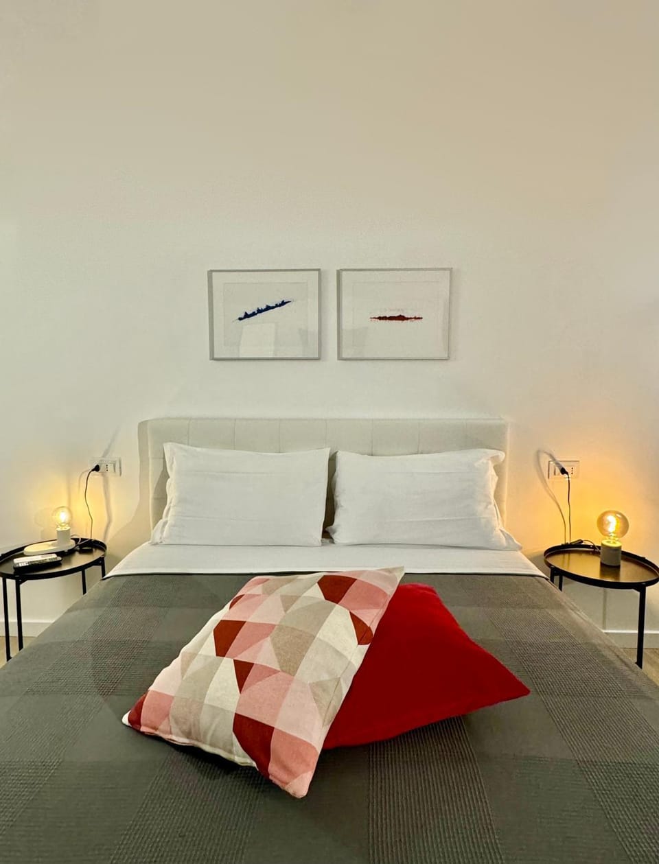 Bed, Photo of the whole room, Decorative detail, Bedroom