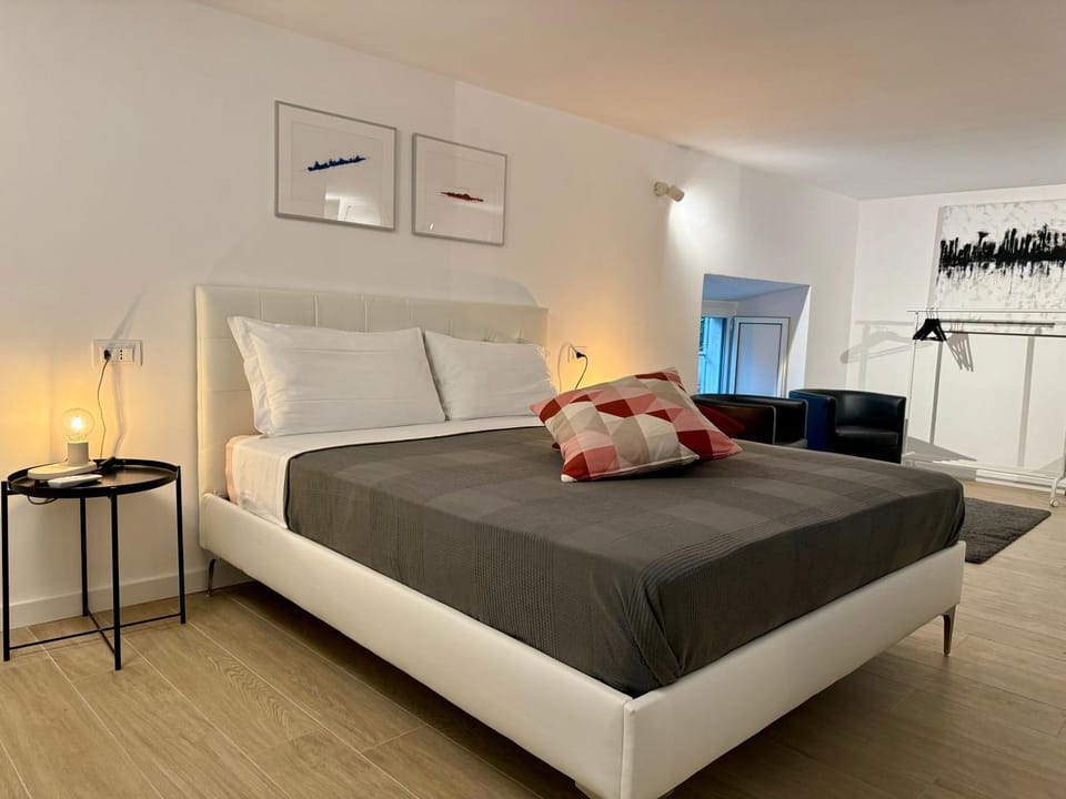 Photo of the whole room, Bedroom, locker