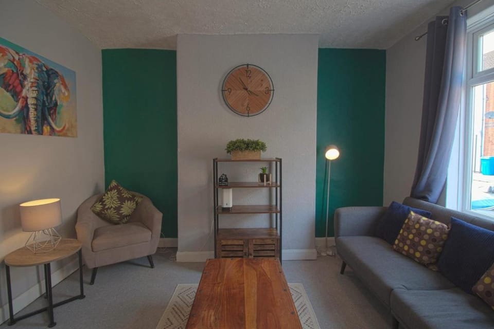Walkable City Home with Free Parking House in Hull