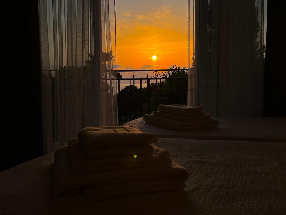 Bed, Natural landscape, View (from property/room), Balcony/Terrace, Sea view, Sunrise, Sunset