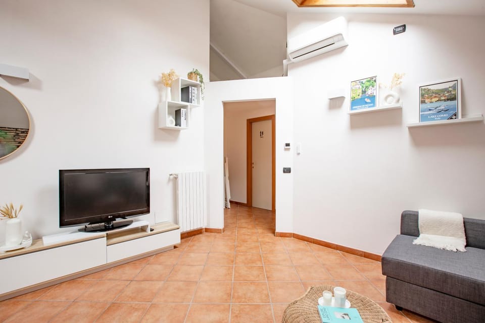 Communal lounge/ TV room, TV and multimedia, Living room, Seating area, Evening entertainment, air conditioner