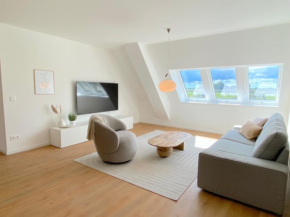 TV and multimedia, Living room, Seating area, Evening entertainment