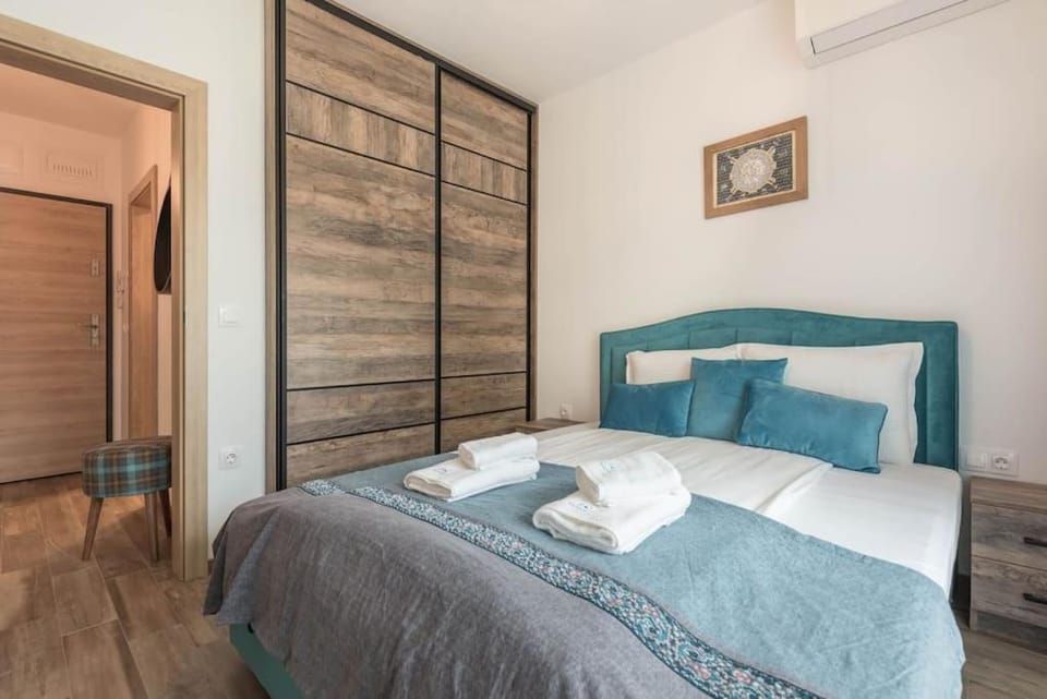 Bed, Bedroom, towels, wardrobe