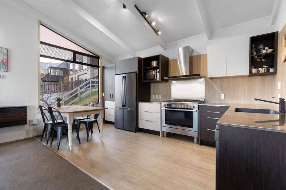 Kitchen or kitchenette, Dining area, stove