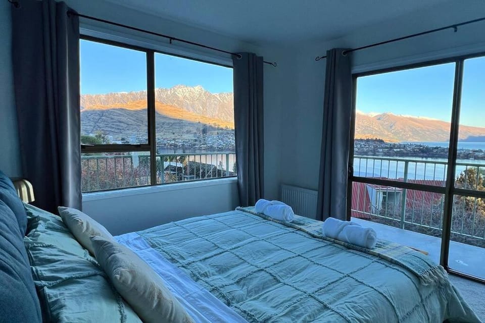 Bedroom, Mountain view