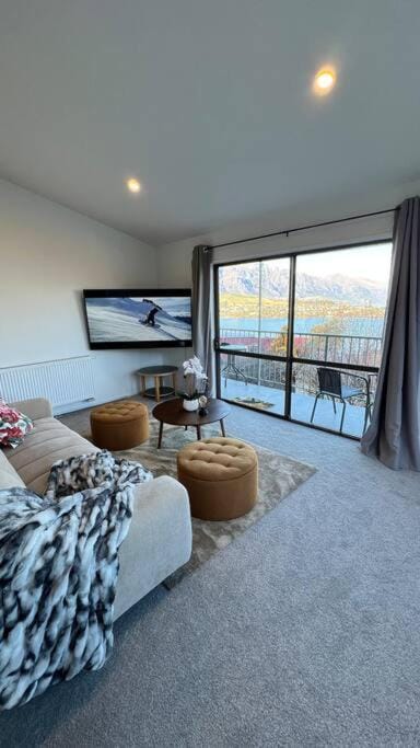 TV and multimedia, View (from property/room), Living room, Seating area, Mountain view
