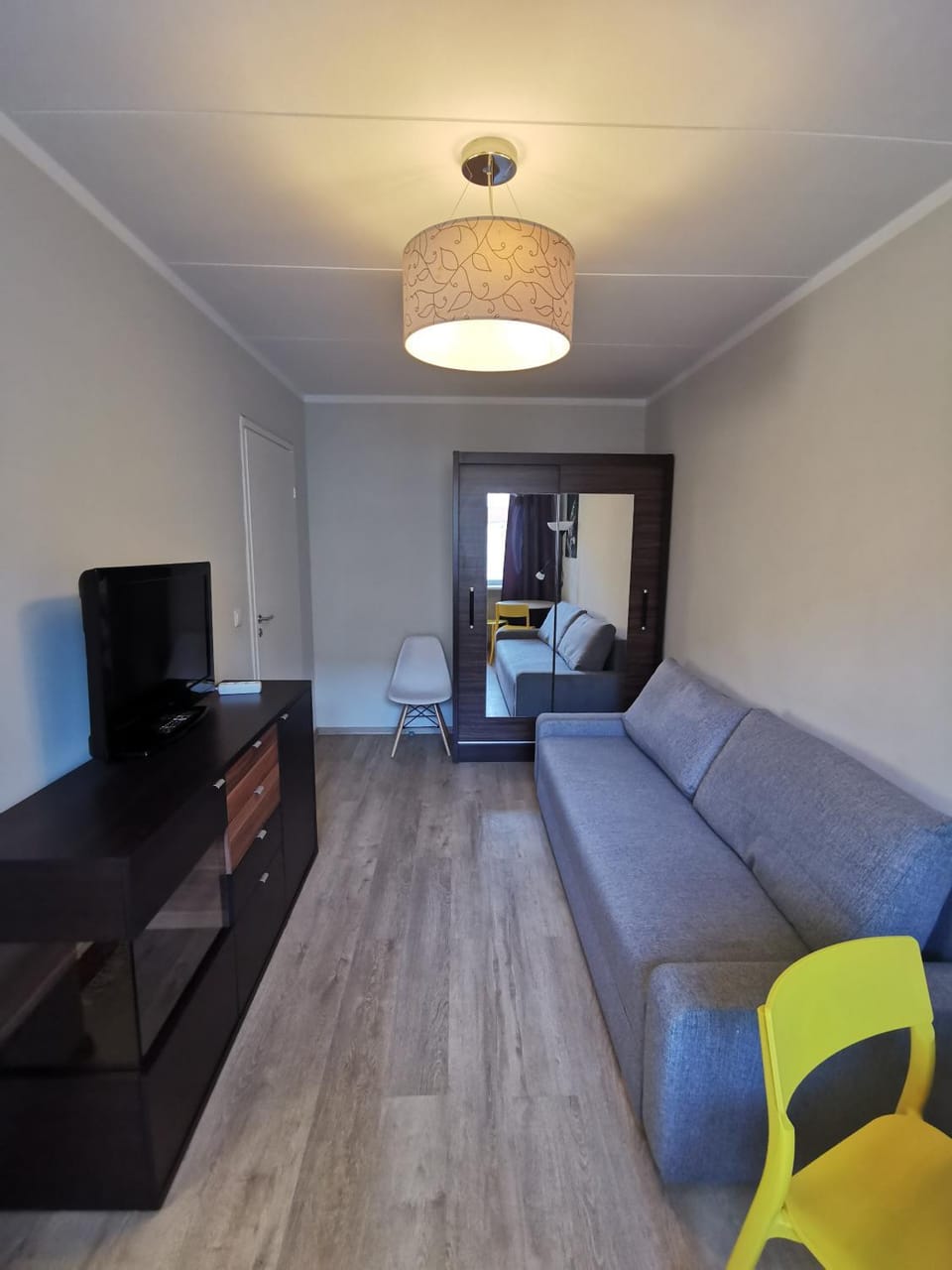 Communal lounge/ TV room, Bed, TV and multimedia, Living room, Photo of the whole room, Seating area, Evening entertainment, Bedroom