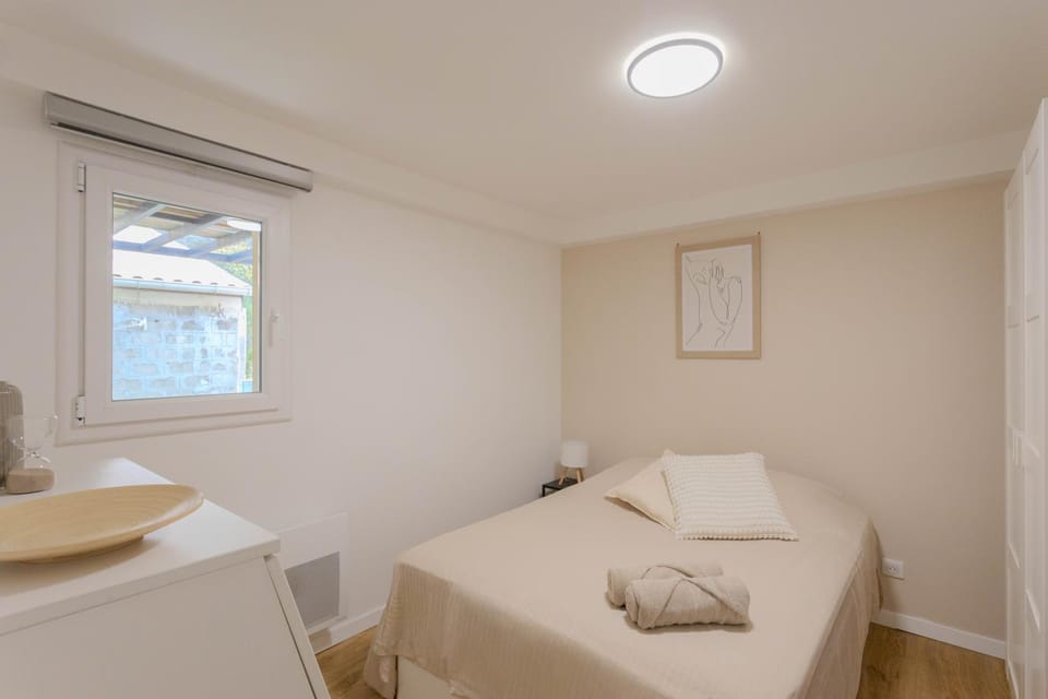Bed, Photo of the whole room, Bedroom, towels