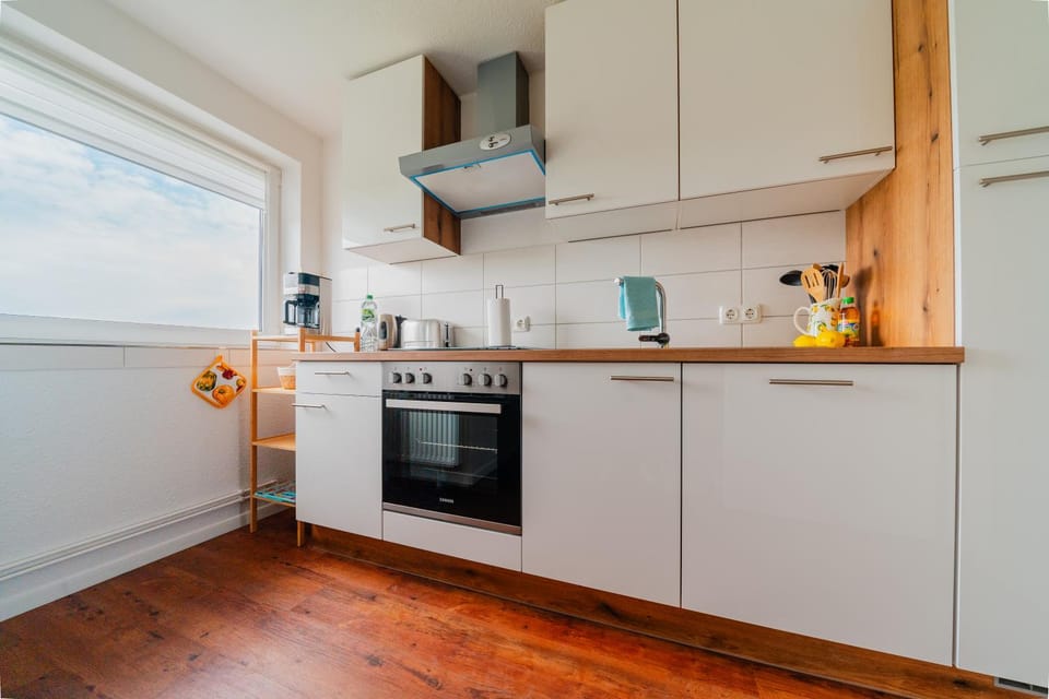 Coffee/tea facilities, Kitchen or kitchenette, dishwasher, oven, stove, toaster