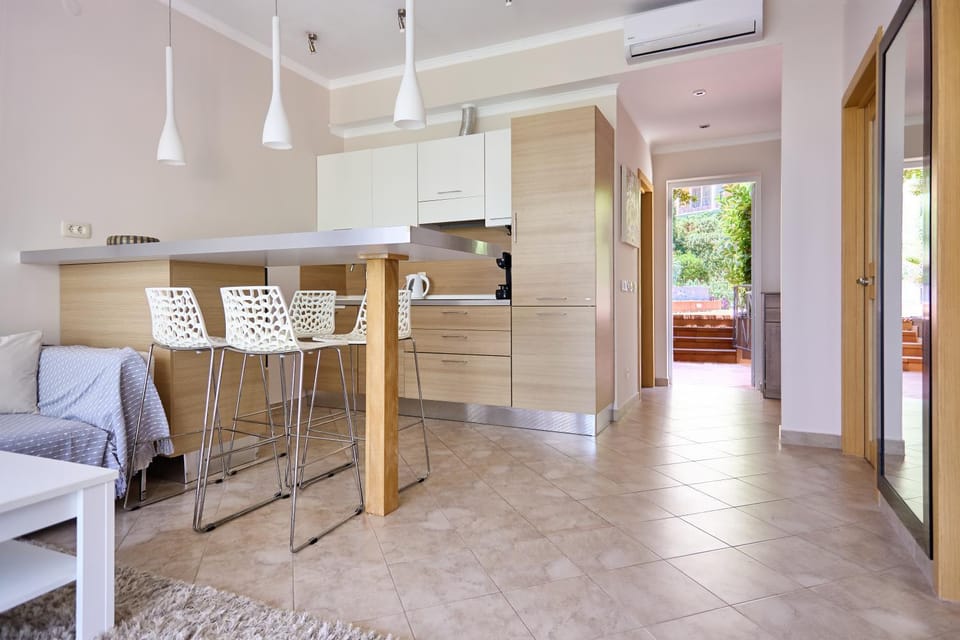 Kitchen or kitchenette, Living room, Seating area, Dining area, pet friendly, air conditioner