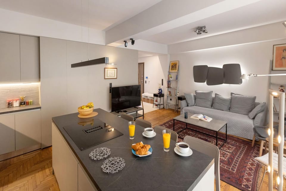 TV and multimedia, Kitchen or kitchenette, Living room, Seating area, Dining area
