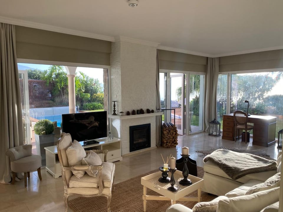 Communal lounge/ TV room, TV and multimedia, Living room, Seating area, Evening entertainment, towels