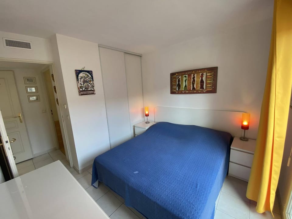 Photo of the whole room, Bedroom, wardrobe