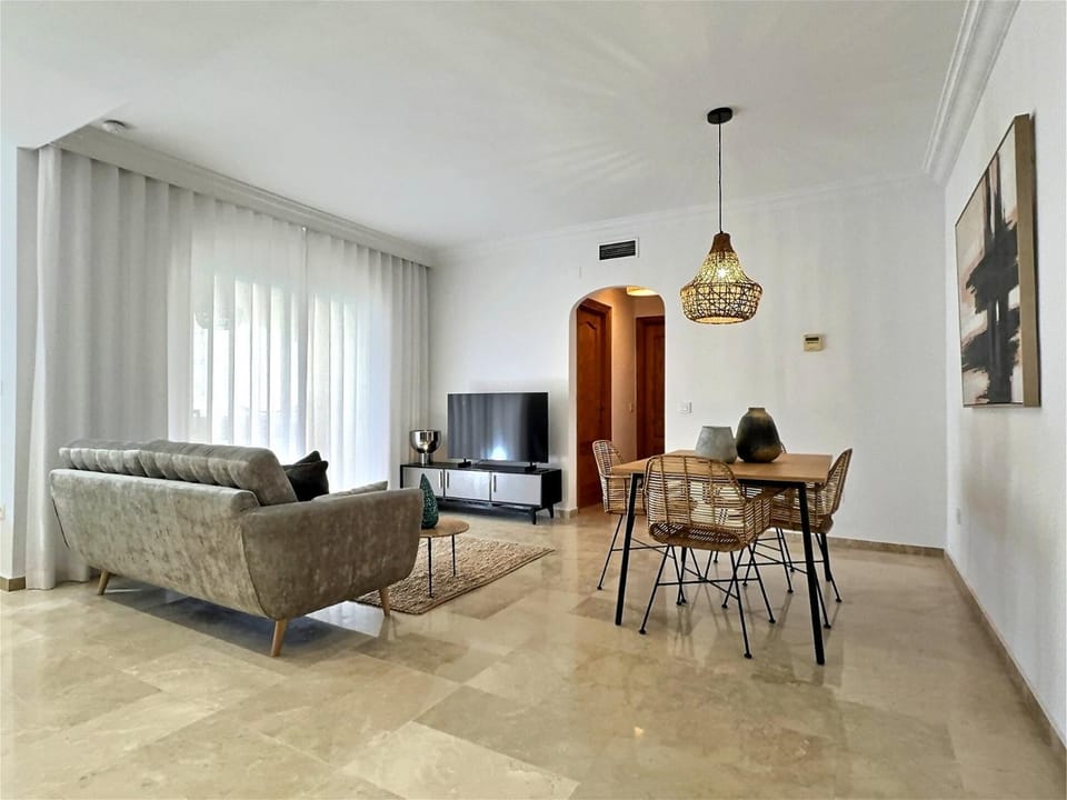 TV and multimedia, Kitchen or kitchenette, Living room, Seating area, Dining area