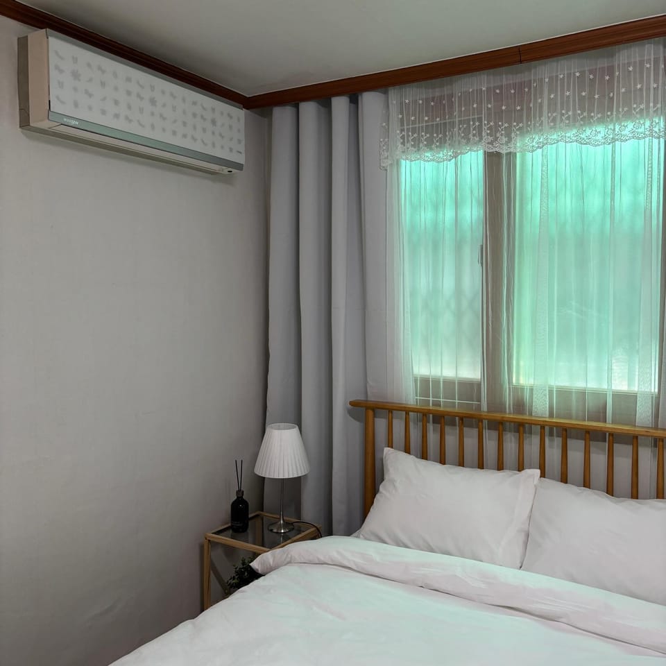 Bed, Bedroom, air conditioner