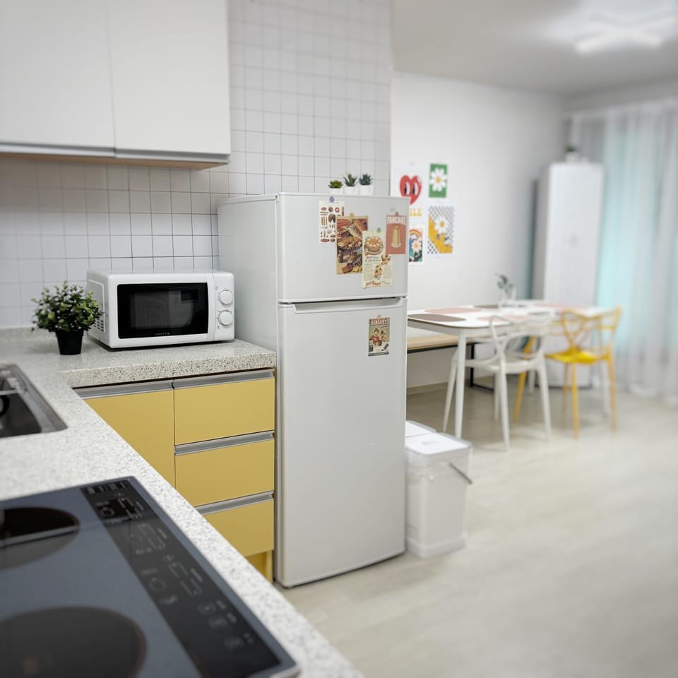 Kitchen or kitchenette, Dining area