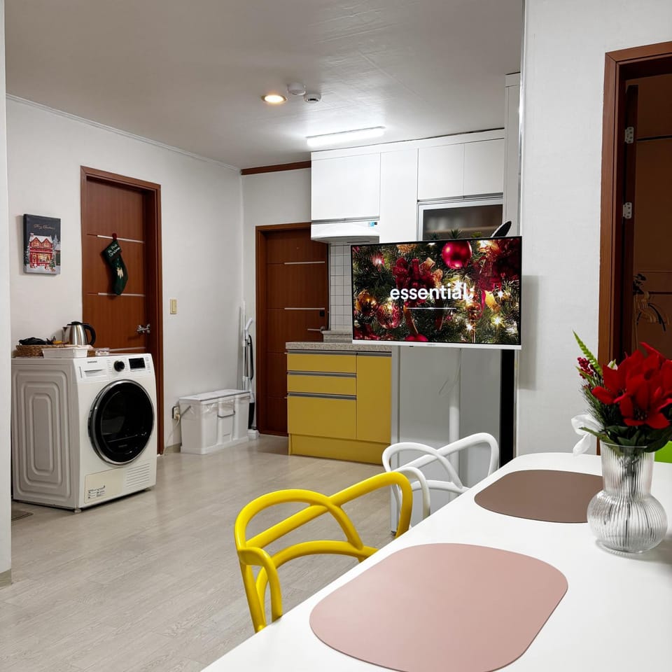 Kitchen or kitchenette, washing machine, dryer