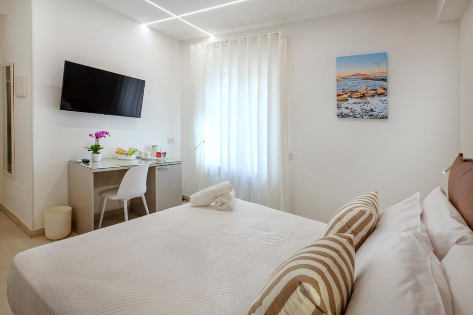 Bed, TV and multimedia, Photo of the whole room, Bedroom, towels