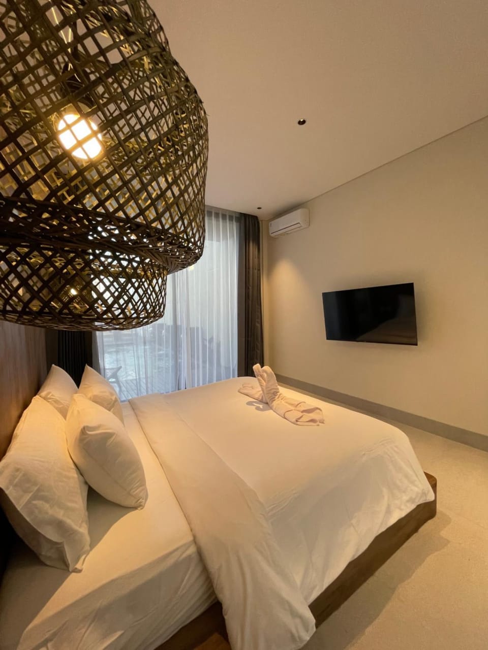 Bed, TV and multimedia, Photo of the whole room, Bedroom