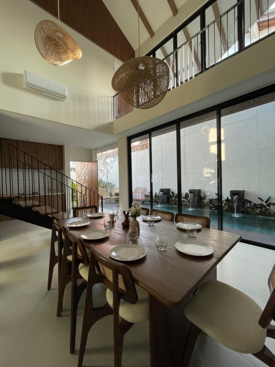 Dining area, Pool view