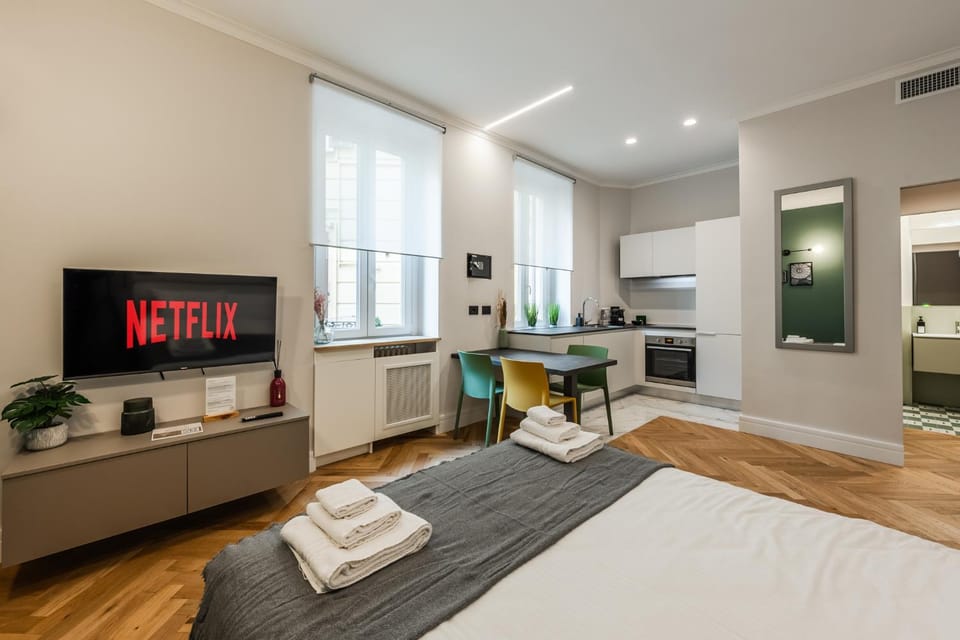 Bed, TV and multimedia, Kitchen or kitchenette, Living room, Photo of the whole room, Seating area, Bedroom, towels